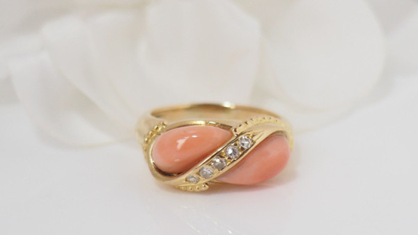 Bague En Or Jaune, Cabochons De Corail Et Diamants