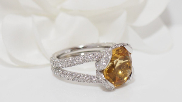 Ring aus Weißgold, Citrin und Diamanten