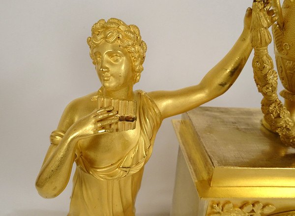 Restaurative Pendeluhr aus vergoldeter Bronze, Allegorie Musik Frau, 19. Jahrhundert