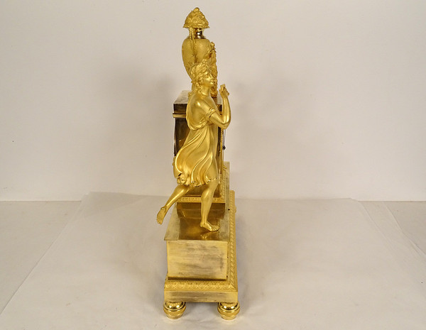 Restaurative Pendeluhr aus vergoldeter Bronze, Allegorie Musik Frau, 19. Jahrhundert