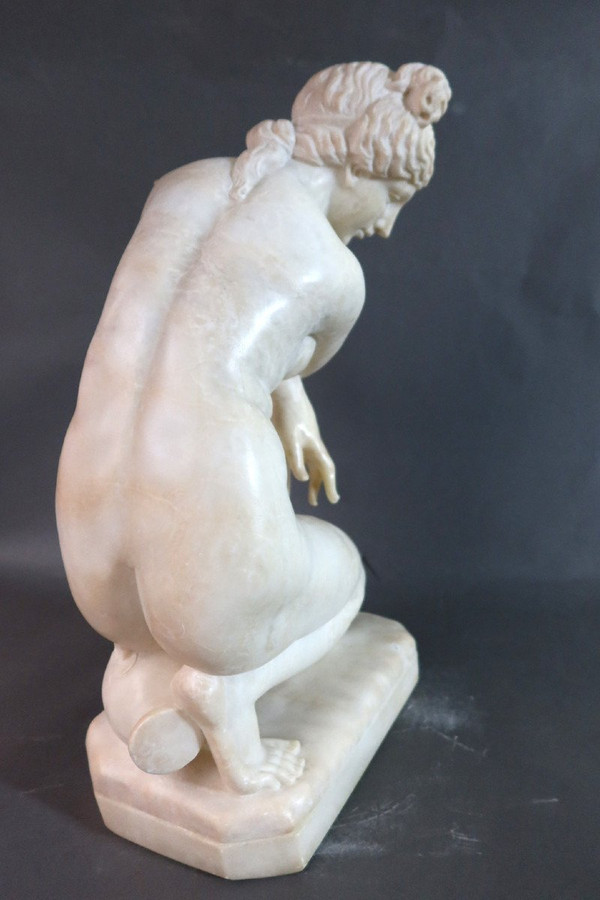 Sculpture En Albâtre " Vénus accroupie " d'après l'antique