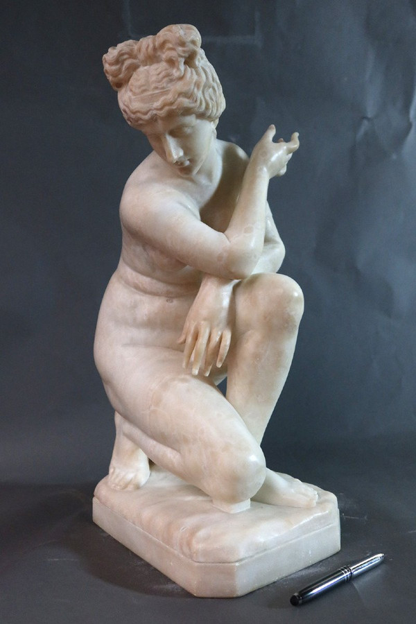 Sculpture En Albâtre " Vénus accroupie " d'après l'antique