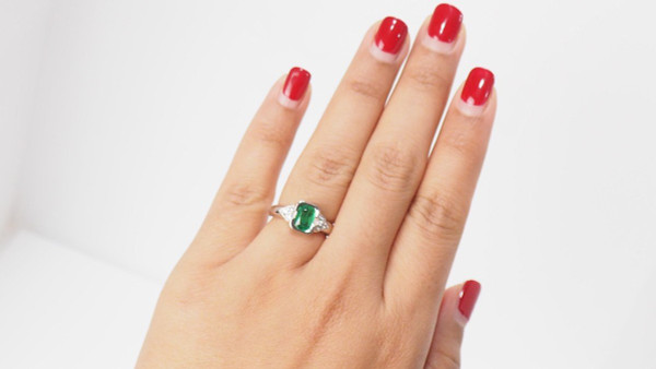 White Gold Ring Decorated With An Emerald And Diamonds