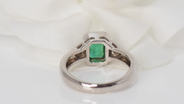 White Gold Ring Decorated With An Emerald And Diamonds