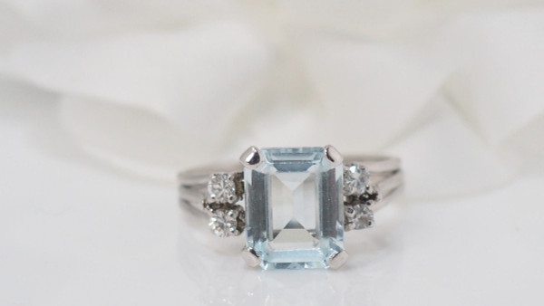 Ring aus Weiß, Aquamarin und Diamanten