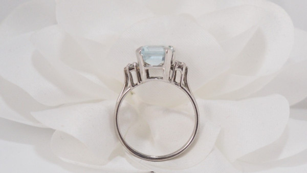 Ring aus Weiß, Aquamarin und Diamanten