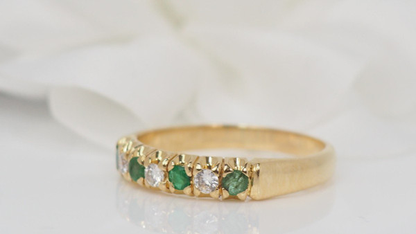 Demi Alliance Ring In Yellow Gold, Diamonds And Emeralds