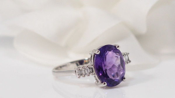 Ring aus Weißgold, Amethyst und Diamanten