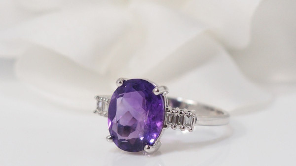 Ring aus Weißgold, Amethyst und Diamanten