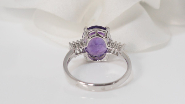 Ring aus Weißgold, Amethyst und Diamanten