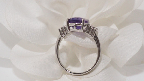 Ring aus Weißgold, Amethyst und Diamanten