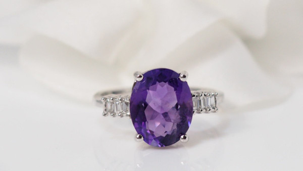 Ring aus Weißgold, Amethyst und Diamanten