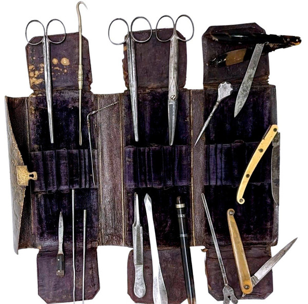 Doctor's Kit Late 18th Century Including Many Accessories For Surgery