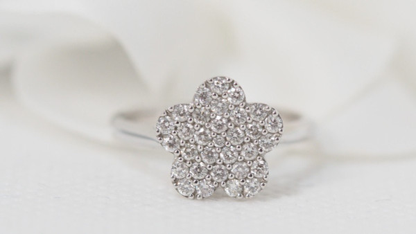 Bague Fleur En Or Blanc Et Diamants