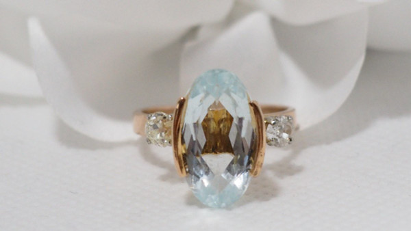 Ring aus Roségold, verziert mit einem ovalen Aquamarin und Diamanten