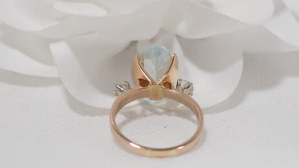 Ring aus Roségold, verziert mit einem ovalen Aquamarin und Diamanten