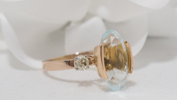 Ring aus Roségold, verziert mit einem ovalen Aquamarin und Diamanten