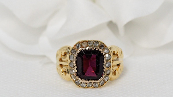 Ring In Yellow Gold, Garnet And Rose Cut Diamonds