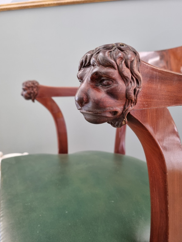 P.MARCION estampillé : Fauteuil d'officier en acajou d'époque Consulat-Empire.