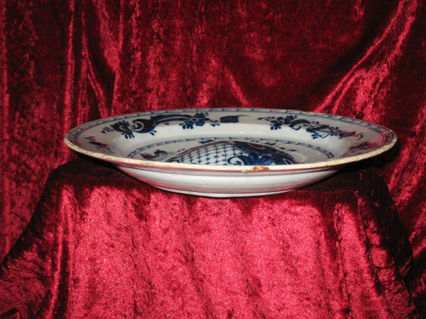 Pair of earthenware umbilical dishes from Delft, 18th century, floral decoration in blue