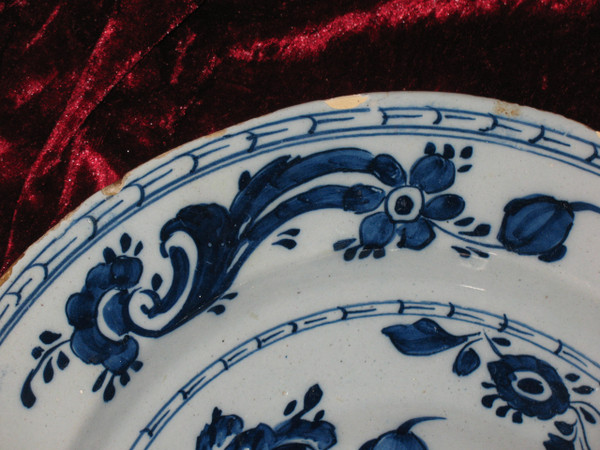 Pair of earthenware umbilical dishes from Delft, 18th century, floral decoration in blue