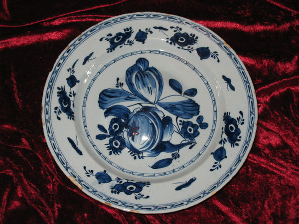 Pair of earthenware umbilical dishes from Delft, 18th century, floral decoration in blue