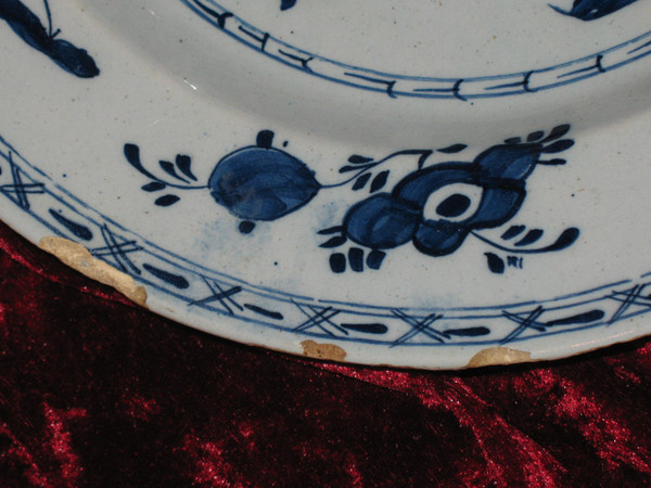 Pair of earthenware umbilical dishes from Delft, 18th century, floral decoration in blue