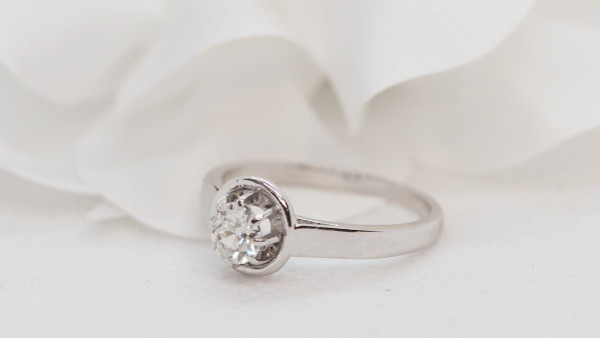 Solitärring aus Platin und Diamant