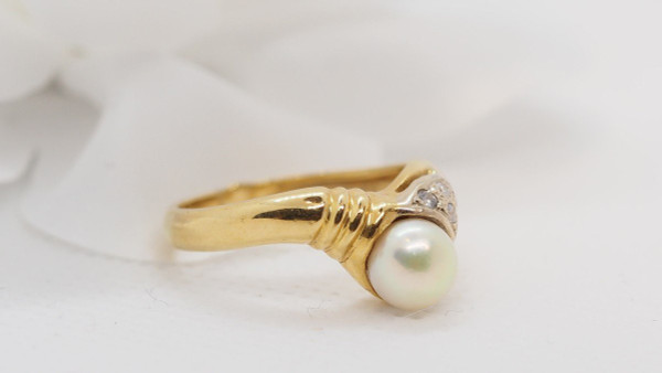 Ring aus Gelbgold, Zuchtperle und Diamanten