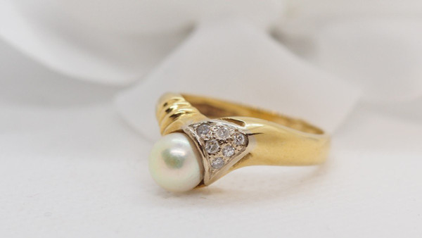 Ring aus Gelbgold, Zuchtperle und Diamanten