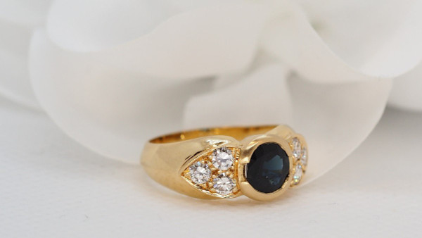 Ring aus Gelbgold, rundem Saphir und Diamanten