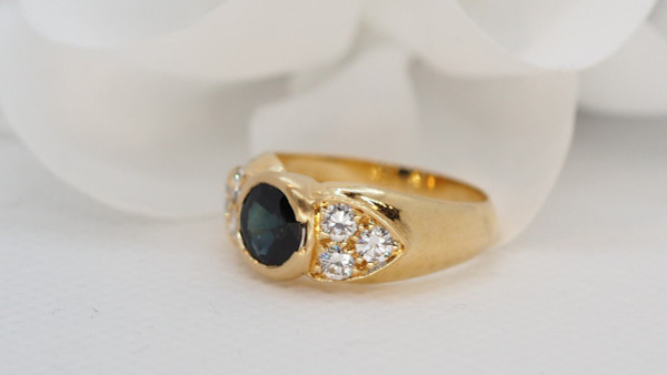 Ring aus Gelbgold, rundem Saphir und Diamanten