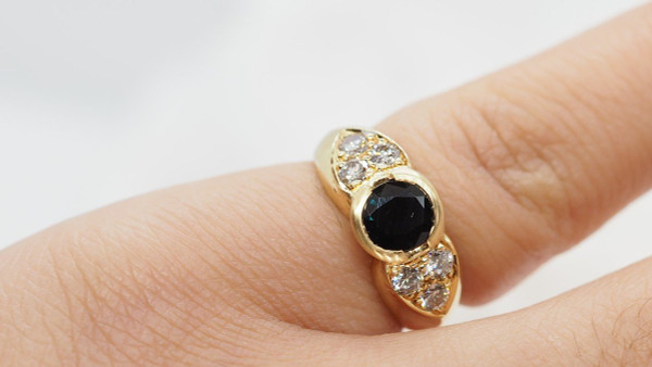 Ring aus Gelbgold, rundem Saphir und Diamanten