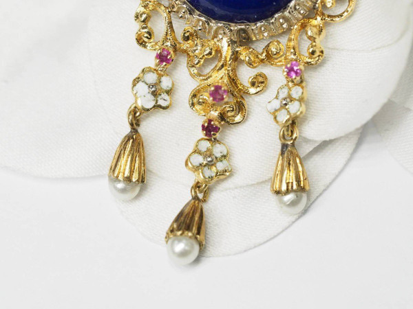 Pendant brooch in yellow gold, rubies and pearls