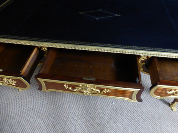 Les Espagnolettes Louis XV style desk