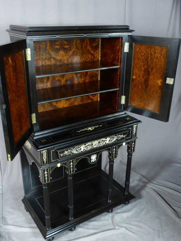 Buffet formant cabinet en ébène époque Napoléon III