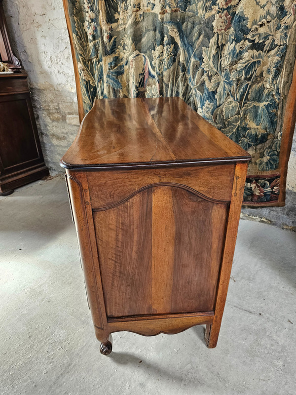 Louis XV chest of drawers in slightly curved blond walnut from the 18th century