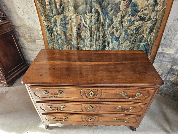 Louis XV chest of drawers in slightly curved blond walnut from the 18th century