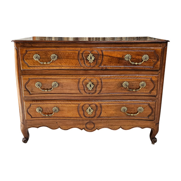 Louis XV chest of drawers in slightly curved blond walnut from the 18th century