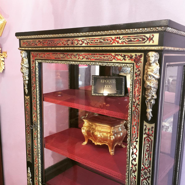 Vitrine mit Boulle-Intarsien aus der Zeit Napoleons III