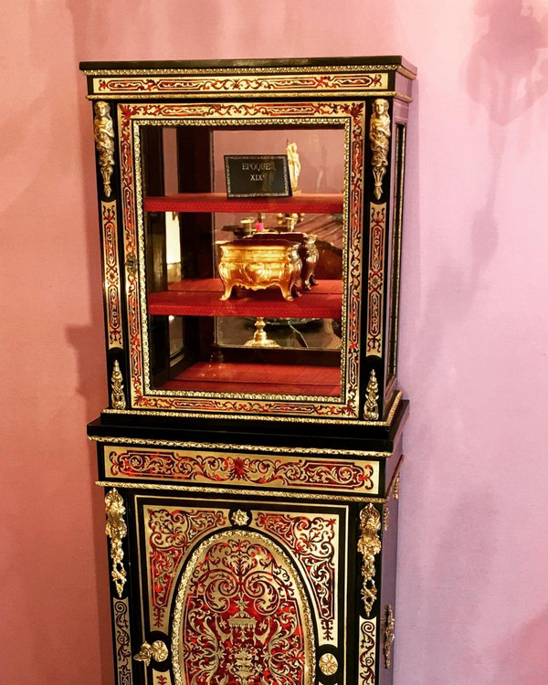 Vitrine mit Boulle-Intarsien aus der Zeit Napoleons III