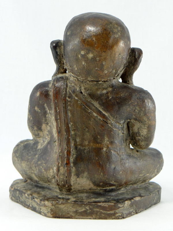 Cina Circa 1900 o prima, Putai o Buddha opulento in terracotta modellata.