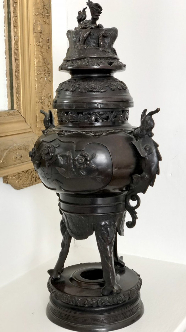 Chine, XIXème Siècle, Important Brûle-parfum en Bronze à Décor de Dragons et d'Oiseaux.