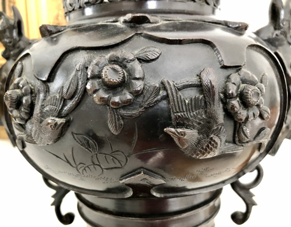 Chine, XIXème Siècle, Important Brûle-parfum en Bronze à Décor de Dragons et d'Oiseaux.