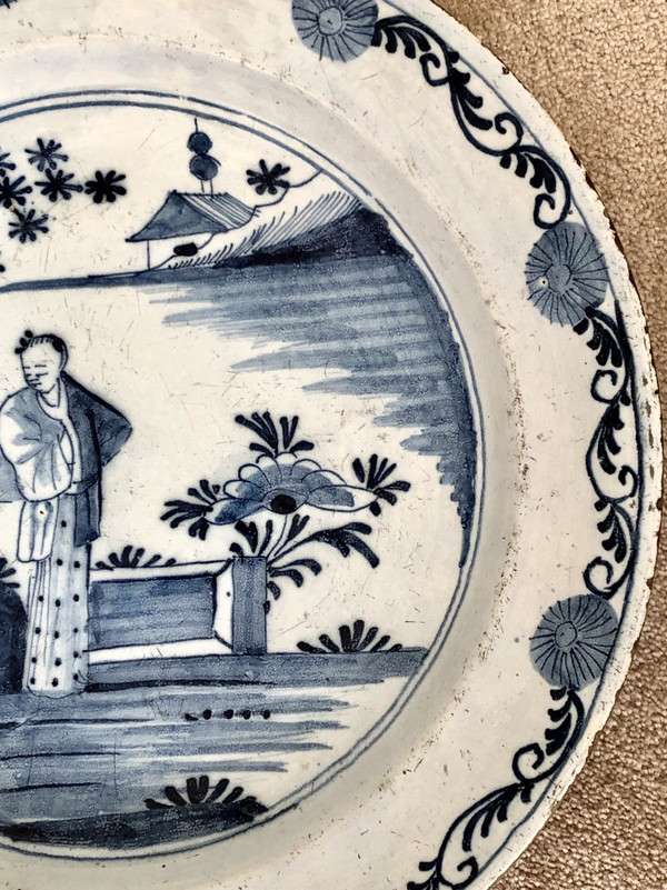 Delft, XVIIIème Siècle, Plat en Faïence Décor au Chinois en Camaïeu de Bleu.