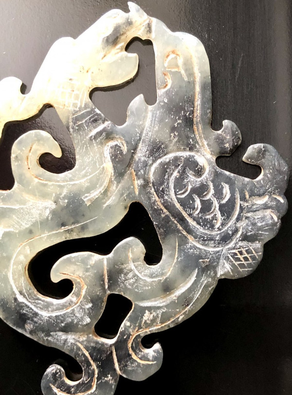 Chine, Ancienne Plaque De Jade Sculpté Et Ajouré Esprit Dynastie Des Han Occidentaux.