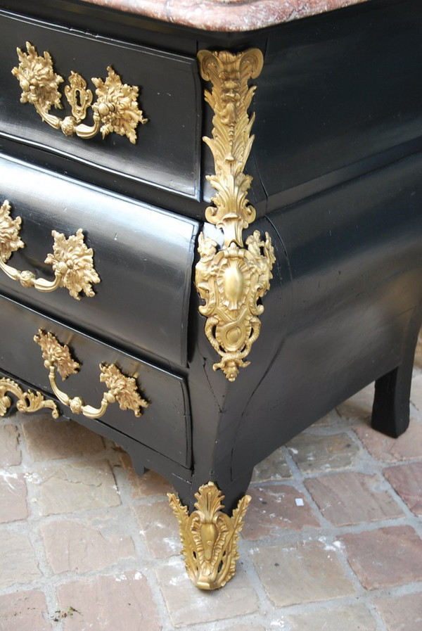 Commode Tombeau Black lacquer, Bronzes C Couronné Louis XV period