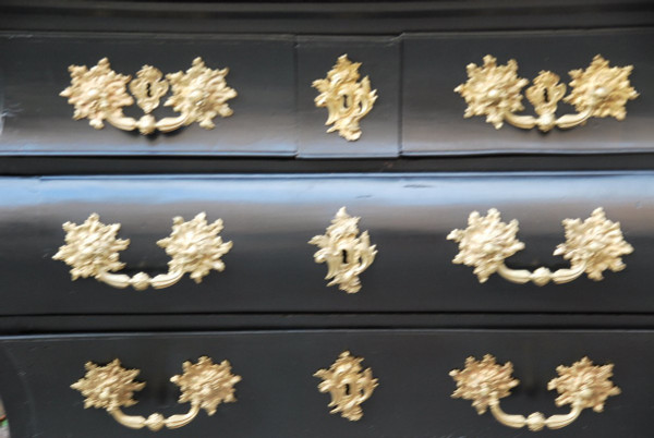 Commode Tombeau Black lacquer, Bronzes C Couronné Louis XV period