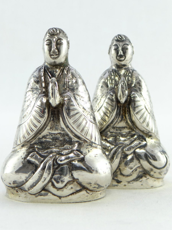 Chine, Milieu Du XXème Siècle, Paire De Salières En Argent Figurant Des Bodhisattva.