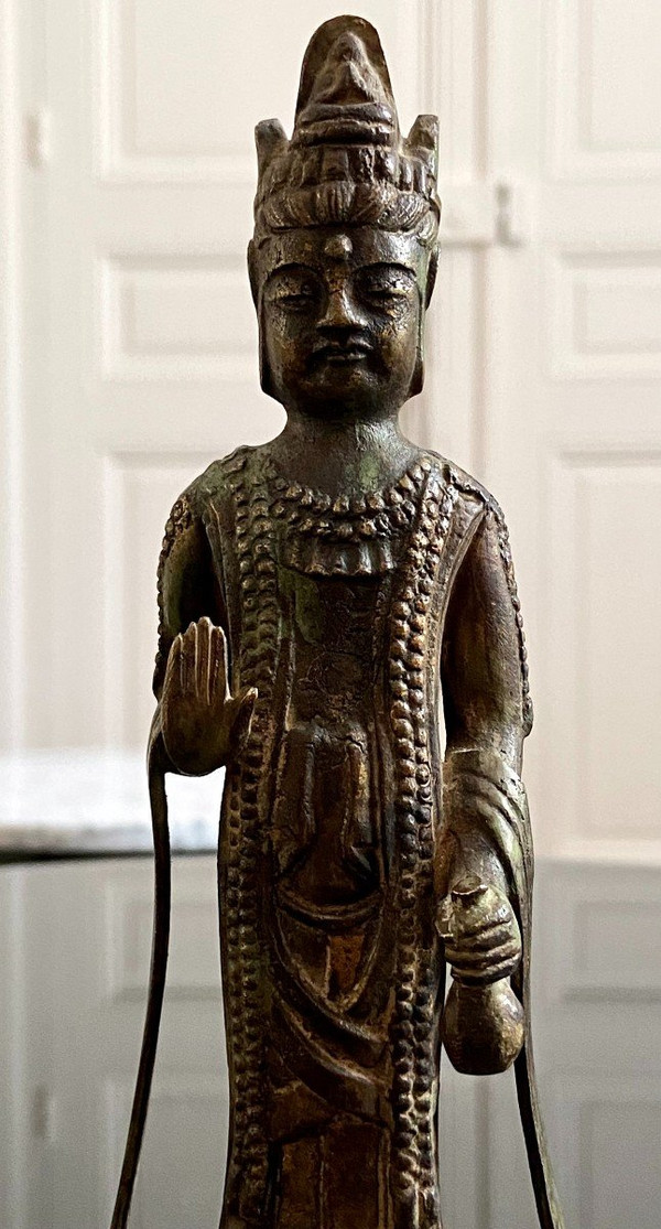 Giappone Circa 1900, epoca Meiji, Statua di Kannon in bronzo.